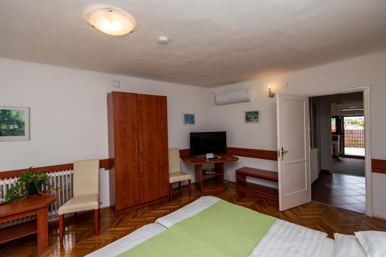 Fenyes Vinorium Bed and Breakfast Sopron Exteriör bild